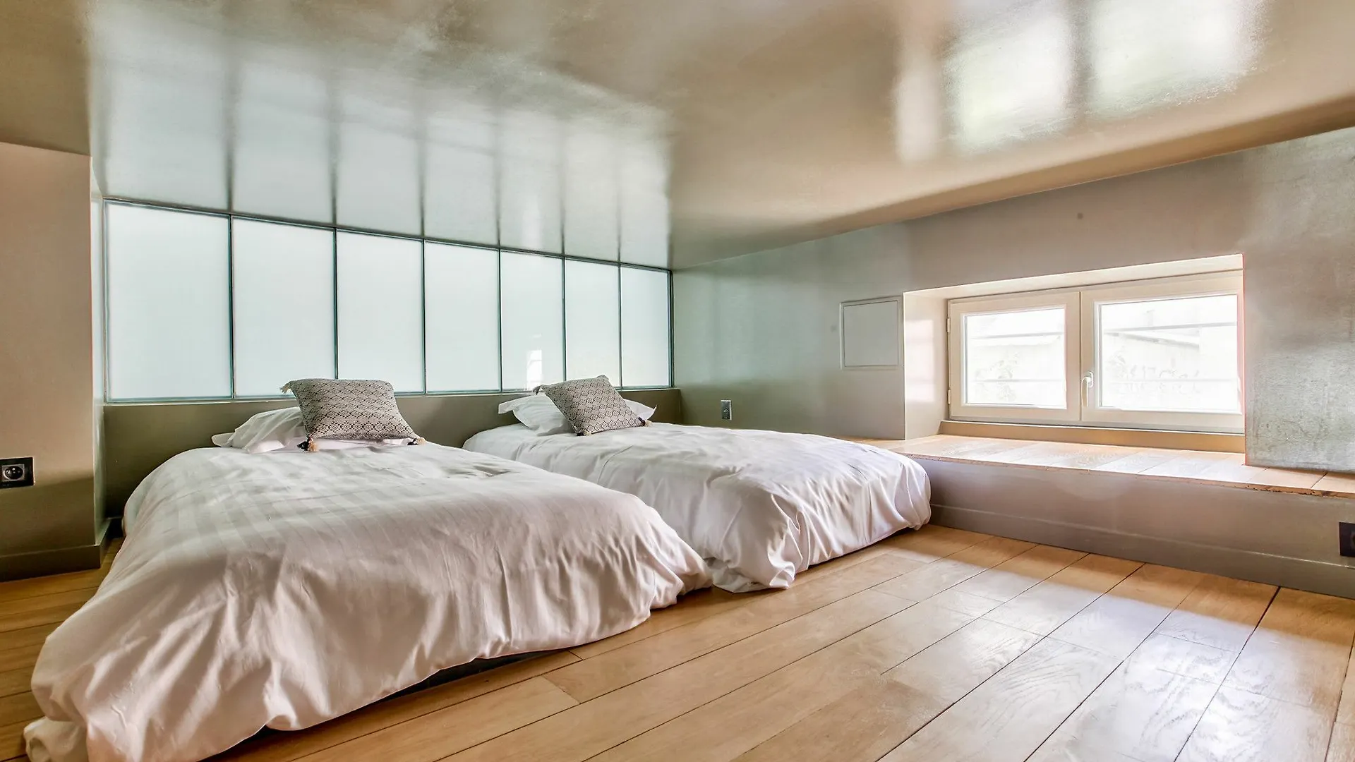 45-atelier Buttes Chaumont Apartment Paris